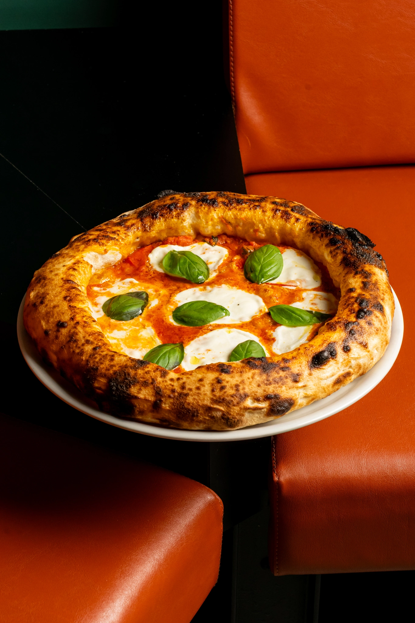 Pizza FERMENTO tra le sedute del locale