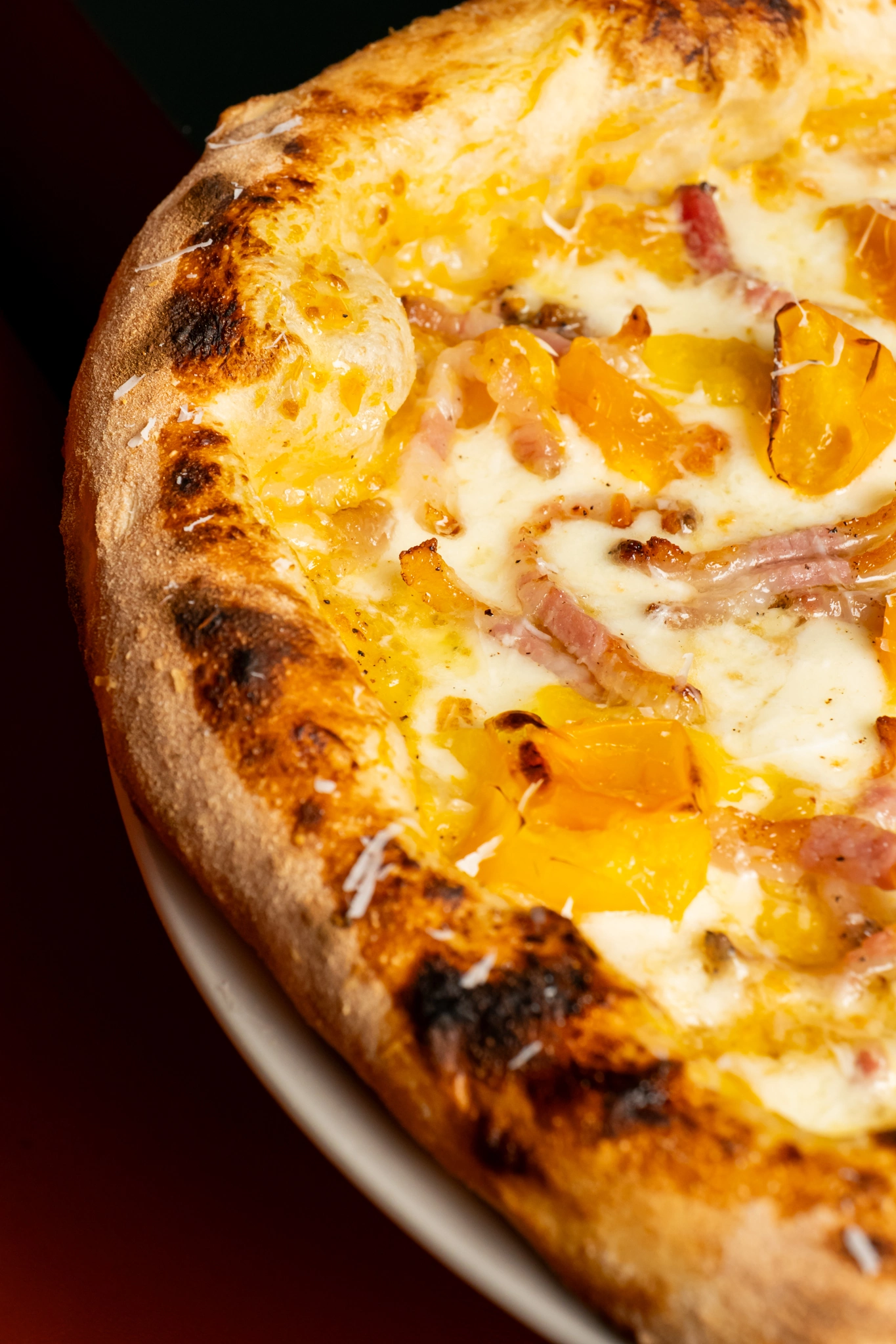 Dettaglio della farcitura di una pizza FERMENTO